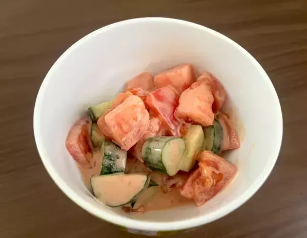 キュウリとトマトの『大正解な食べ方』　家で簡単にソースを作ると？「次もこの味にして」