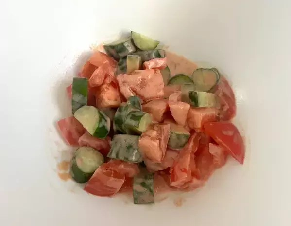 キュウリとトマトの『大正解な食べ方』　家で簡単にソースを作ると？「次もこの味にして」