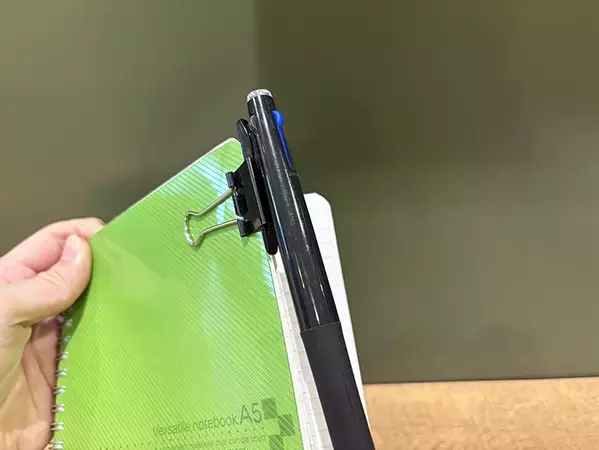 玄関にダブルクリップを設置！　簡単に『カギ置き場』を作る方法