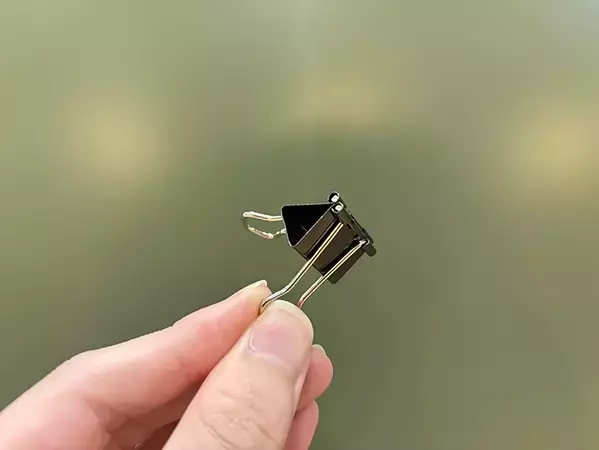 玄関にダブルクリップを設置！　簡単に『カギ置き場』を作る方法