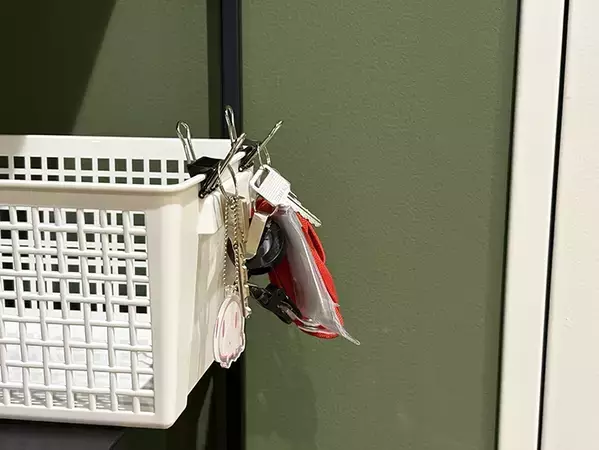 玄関にダブルクリップを設置！　簡単に『カギ置き場』を作る方法