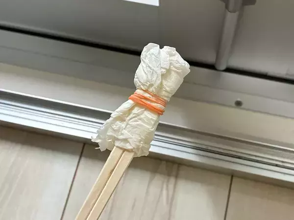 割り箸×キッチンペーパーで掃除アイテムに！　30秒で試せる裏ワザが「実用的！」