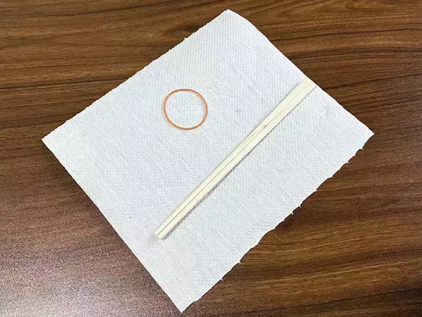 割り箸×キッチンペーパーで掃除アイテムに！　30秒で試せる裏ワザが「実用的！」