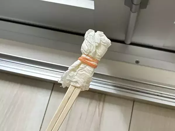 割り箸×キッチンペーパーで掃除アイテムに！　30秒で試せる裏ワザが「実用的！」
