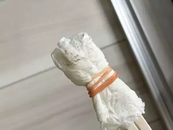 割り箸×キッチンペーパーで掃除アイテムに！　30秒で試せる裏ワザが「実用的！」