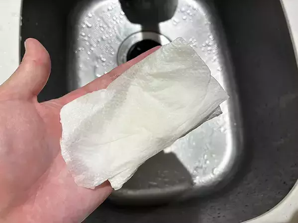 割り箸×キッチンペーパーで掃除アイテムに！　30秒で試せる裏ワザが「実用的！」