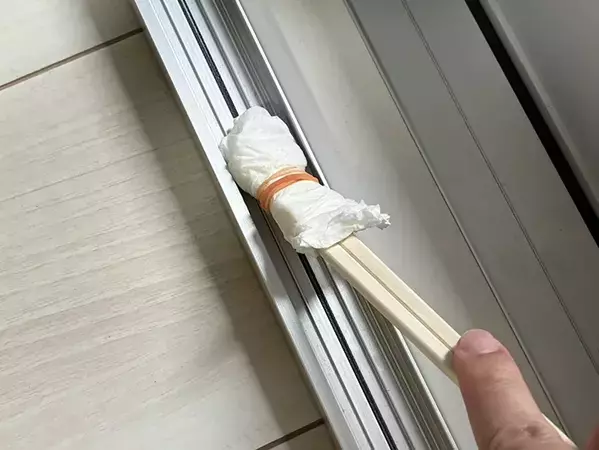 割り箸×キッチンペーパーで掃除アイテムに！　30秒で試せる裏ワザが「実用的！」