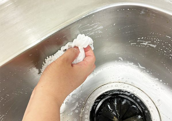 油汚れがひどいキッチン、フルーツキャップを使うと？　捨てたのを後悔する『生活の知恵』とは