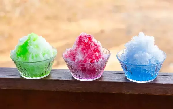 かき氷シロップ「原材料も香料もぜんぶ同じ」と思ってない？　知れば楽しめるポイントは