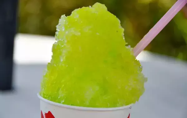 かき氷シロップ「原材料も香料もぜんぶ同じ」と思ってない？　知れば楽しめるポイントは