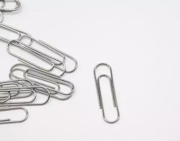 ゼムクリップは縦と横、どっちで留める？　書類が外れない裏ワザがこちら【文房具の裏技4選】