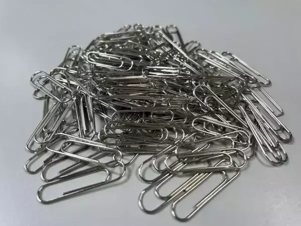 ゼムクリップは縦と横、どっちで留める？　書類が外れない裏ワザがこちら【文房具の裏技4選】