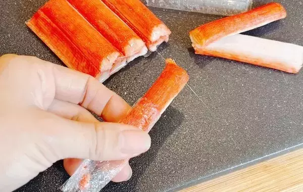 その手があったか！　カニカマを一気に取り出す裏ワザに「簡単」「気持ちいい！」