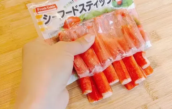 その手があったか！　カニカマを一気に取り出す裏ワザに「簡単」「気持ちいい！」