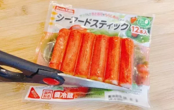 その手があったか！　カニカマを一気に取り出す裏ワザに「簡単」「気持ちいい！」