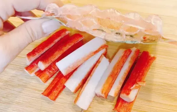 その手があったか！　カニカマを一気に取り出す裏ワザに「簡単」「気持ちいい！」