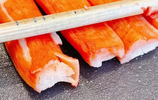 その手があったか！　カニカマを一気に取り出す裏ワザに「簡単」「気持ちいい！」