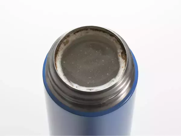 水筒の茶渋、何で落ちる？　サーモスに聞く『正しい洗浄法』とは