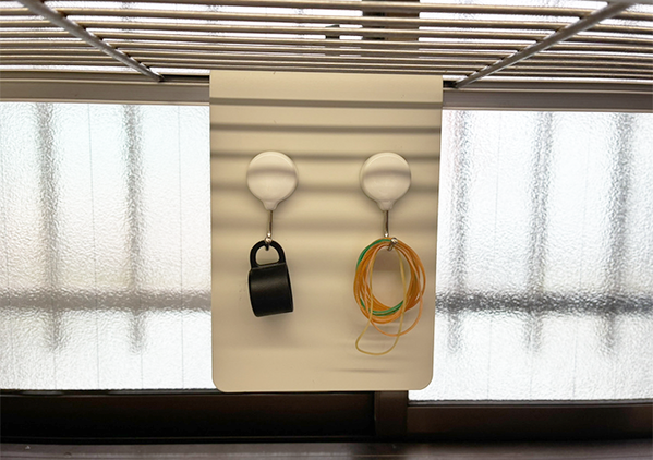 使わなくなったブックエンドを『45度』に曲げるだけ！　家事がラクになる「簡単収納術」が超実用的