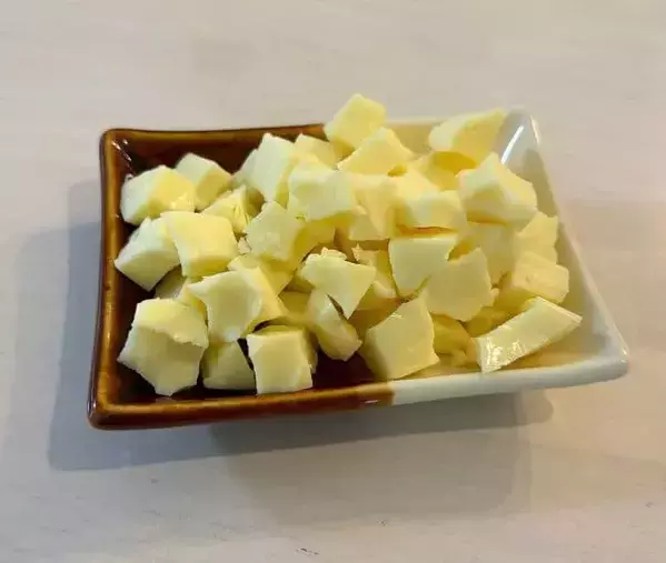 いつもの6Pチーズを鍋で加熱すると？ 予想外の食感に「これぞ大人の贅沢」