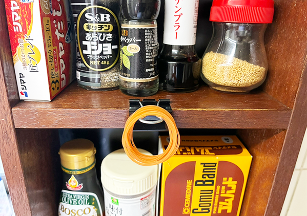 トイレの棚に『ダブルクリップ』を1つ挟めばOK！　意外と思いつかない収納アイディア
