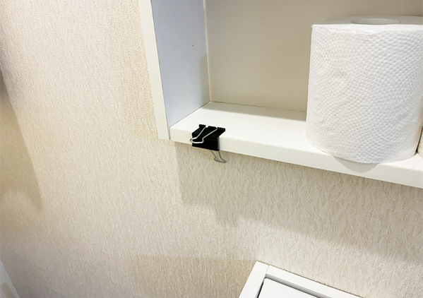 トイレの棚に『ダブルクリップ』を1つ挟めばOK！　意外と思いつかない収納アイディア
