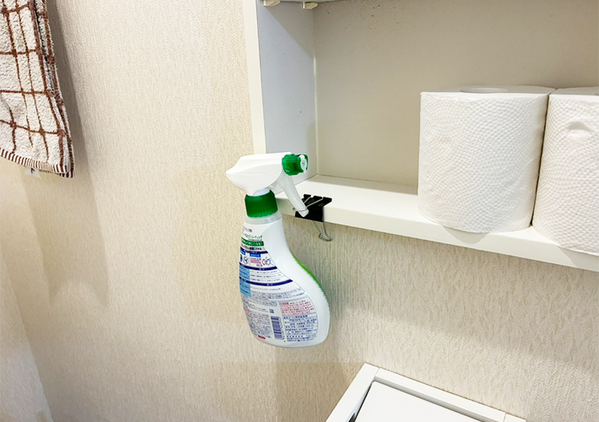 トイレの棚に『ダブルクリップ』を1つ挟めばOK！　意外と思いつかない収納アイディア