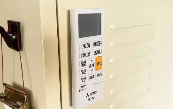 ダイソーの『マグネットテープ』をブックエンドに貼ったら？　工具不要で「収納スペース」が増えた！