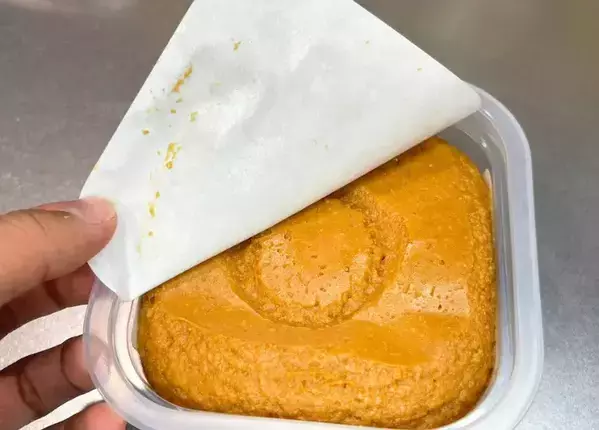 味噌の『白いシート』を剥がして？　試した保存法に「ラクちん」「もっと早く知りたかった」