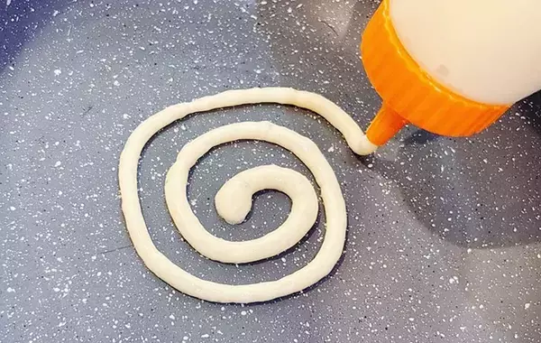 ホットケーキを『蚊取り線香』みたいに焼いてみて！　でき上がりに「食感が変わった」「子供が喜ぶ！」