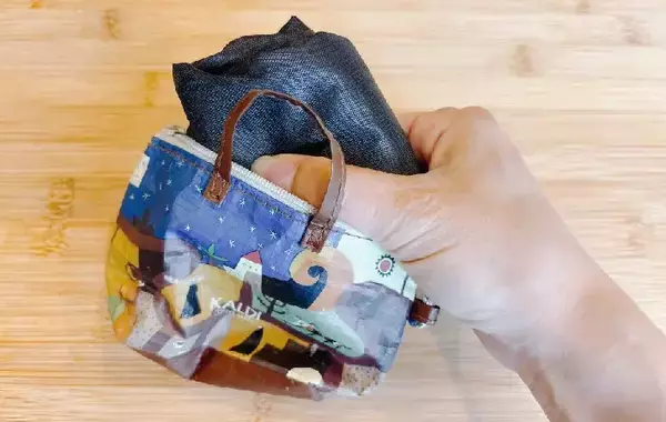 カルディ『手のひらサイズのミニバッグ』に一目惚れ！　活用ワザに「これ、ちょうどいい！」
