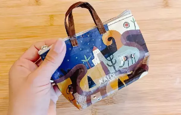 カルディ『手のひらサイズのミニバッグ』に一目惚れ！　活用ワザに「これ、ちょうどいい！」