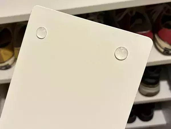 ブックエンドを下駄箱に置くだけ！　100均アイテム3種を生かす『鍵置き場』の作り方