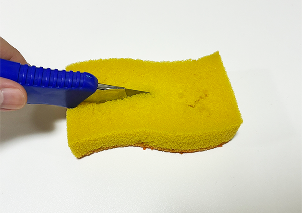 使い古したスポンジに切り込みを入れると…　便利な再利用ワザに「汚れ落ちがすごい」