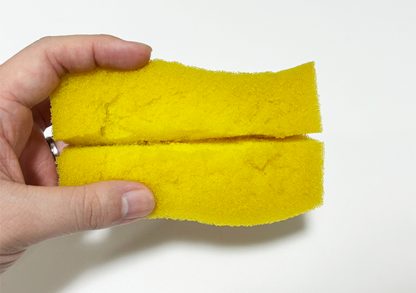 使い古したスポンジに切り込みを入れると…　便利な再利用ワザに「汚れ落ちがすごい」
