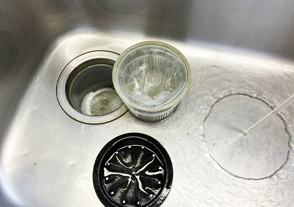 使い古したスポンジに切り込みを入れると…　便利な再利用ワザに「汚れ落ちがすごい」