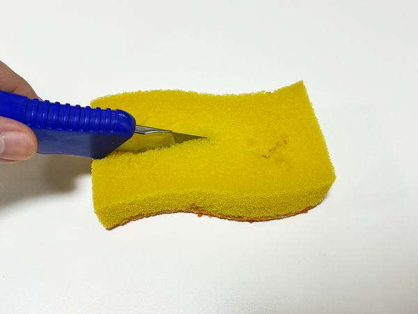 使い古したスポンジに切り込みを入れると…　便利な再利用ワザに「汚れ落ちがすごい」