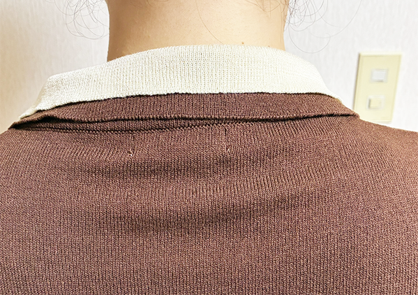 『服のタグ』がチクチクする時はどうする？　簡単にできる裏ワザに「不快感がなくなった」