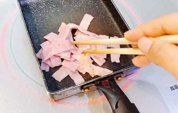 玉子焼き器に『食パン』を押しつけて？　できた一品に「忙しい朝にピッタリ」「食べ応え抜群！」