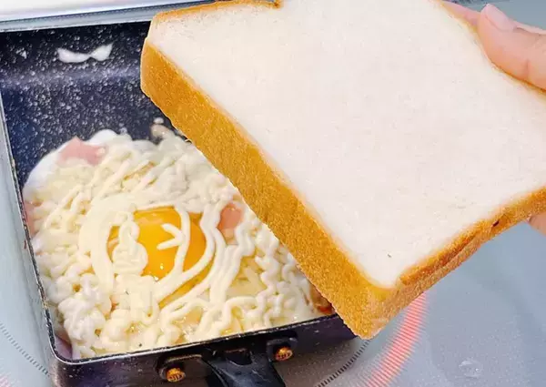 玉子焼き器に『食パン』を押しつけて？　できた一品に「忙しい朝にピッタリ」「食べ応え抜群！」
