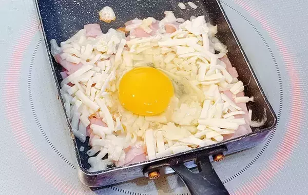 玉子焼き器に『食パン』を押しつけて？　できた一品に「忙しい朝にピッタリ」「食べ応え抜群！」