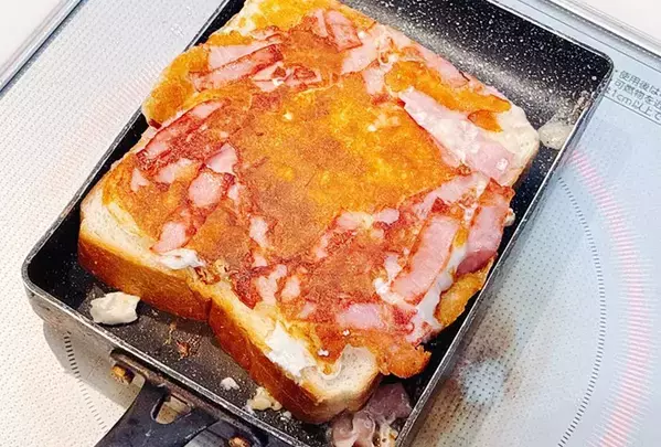 玉子焼き器に『食パン』を押しつけて？　できた一品に「忙しい朝にピッタリ」「食べ応え抜群！」