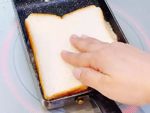 玉子焼き器に『食パン』を押しつけて？　できた一品に「忙しい朝にピッタリ」「食べ応え抜群！」