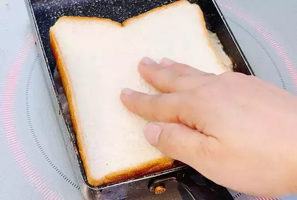 玉子焼き器に『食パン』を押しつけて？　できた一品に「忙しい朝にピッタリ」「食べ応え抜群！」