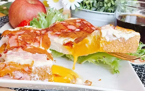 玉子焼き器に『食パン』を押しつけて？　できた一品に「忙しい朝にピッタリ」「食べ応え抜群！」