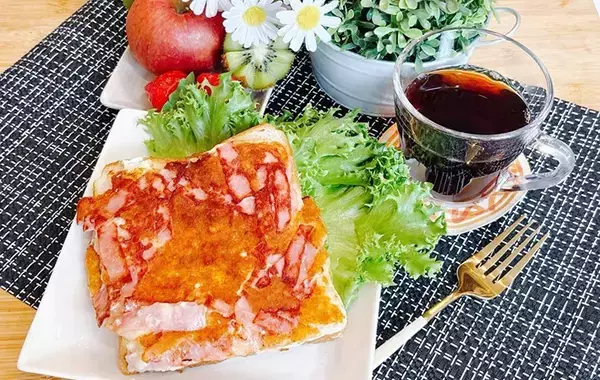 玉子焼き器に『食パン』を押しつけて？　できた一品に「忙しい朝にピッタリ」「食べ応え抜群！」