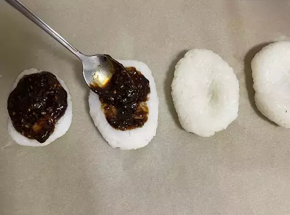 余ったご飯が大活躍！　揉んでトースターで3分焼いたら…