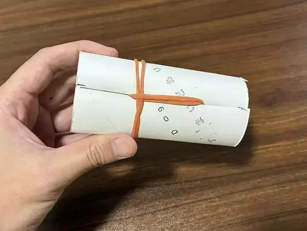 トイレットペーパーの芯に輪ゴムをつけるだけ！　1分で作れた掃除アイテムが「優秀すぎる」