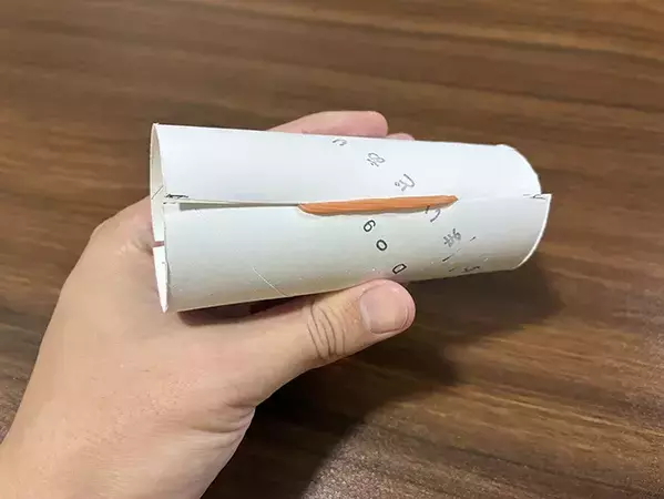 トイレットペーパーの芯に輪ゴムをつけるだけ！　1分で作れた掃除アイテムが「優秀すぎる」