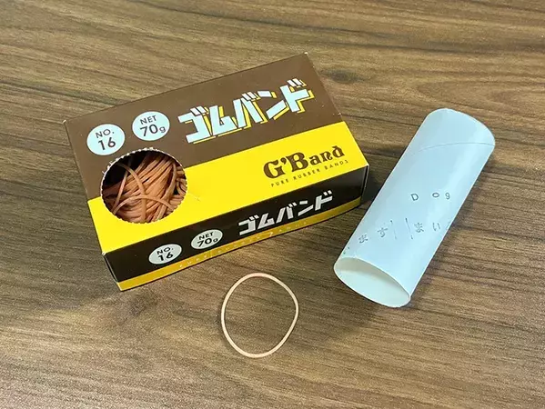 トイレットペーパーの芯に輪ゴムをつけるだけ！　1分で作れた掃除アイテムが「優秀すぎる」